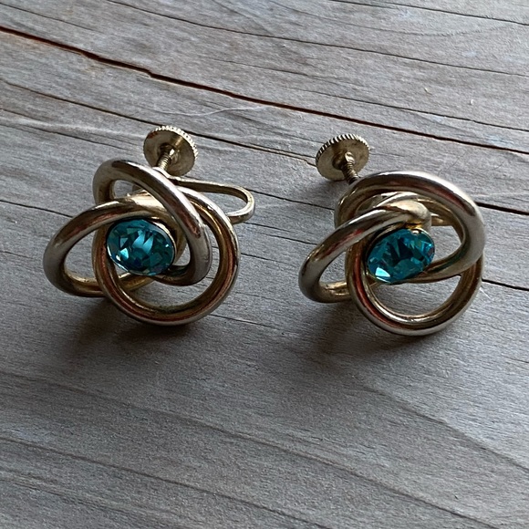 *RARE FIND* Signed Coro Silver Tone Love Knot Screw Back Earring with Bl… - Picture 2 of 8